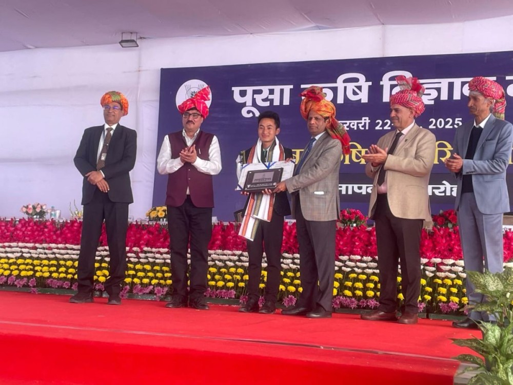 Swuyievezo Dzudo receiving the IARI Innovative Farmer Award 2025 for his development of a low-cost solar dryer at New Delhi.